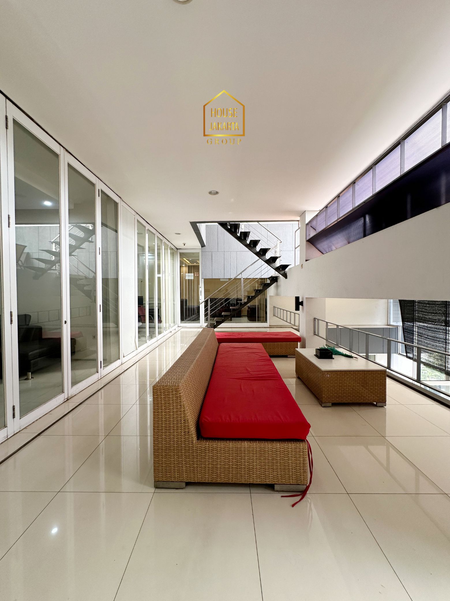 OS2014  FOR SALE : KEMANG. GEDUNG KANTOR 3 LANTAI + BASEMENT, FULLY  FURNISHED, PARKIR 7 MOBIL