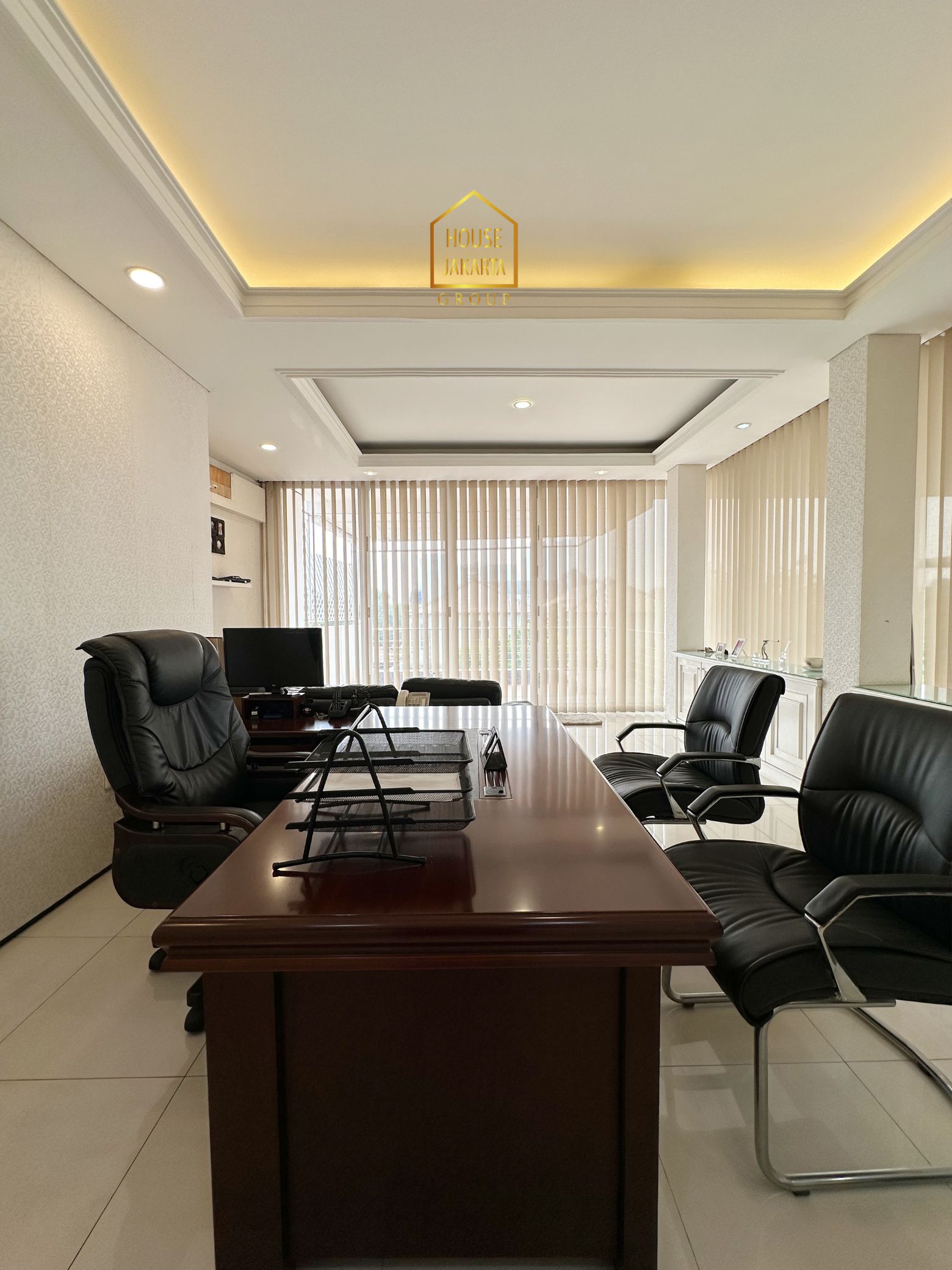 OS2014  FOR SALE : KEMANG. GEDUNG KANTOR 3 LANTAI + BASEMENT, FULLY  FURNISHED, PARKIR 7 MOBIL