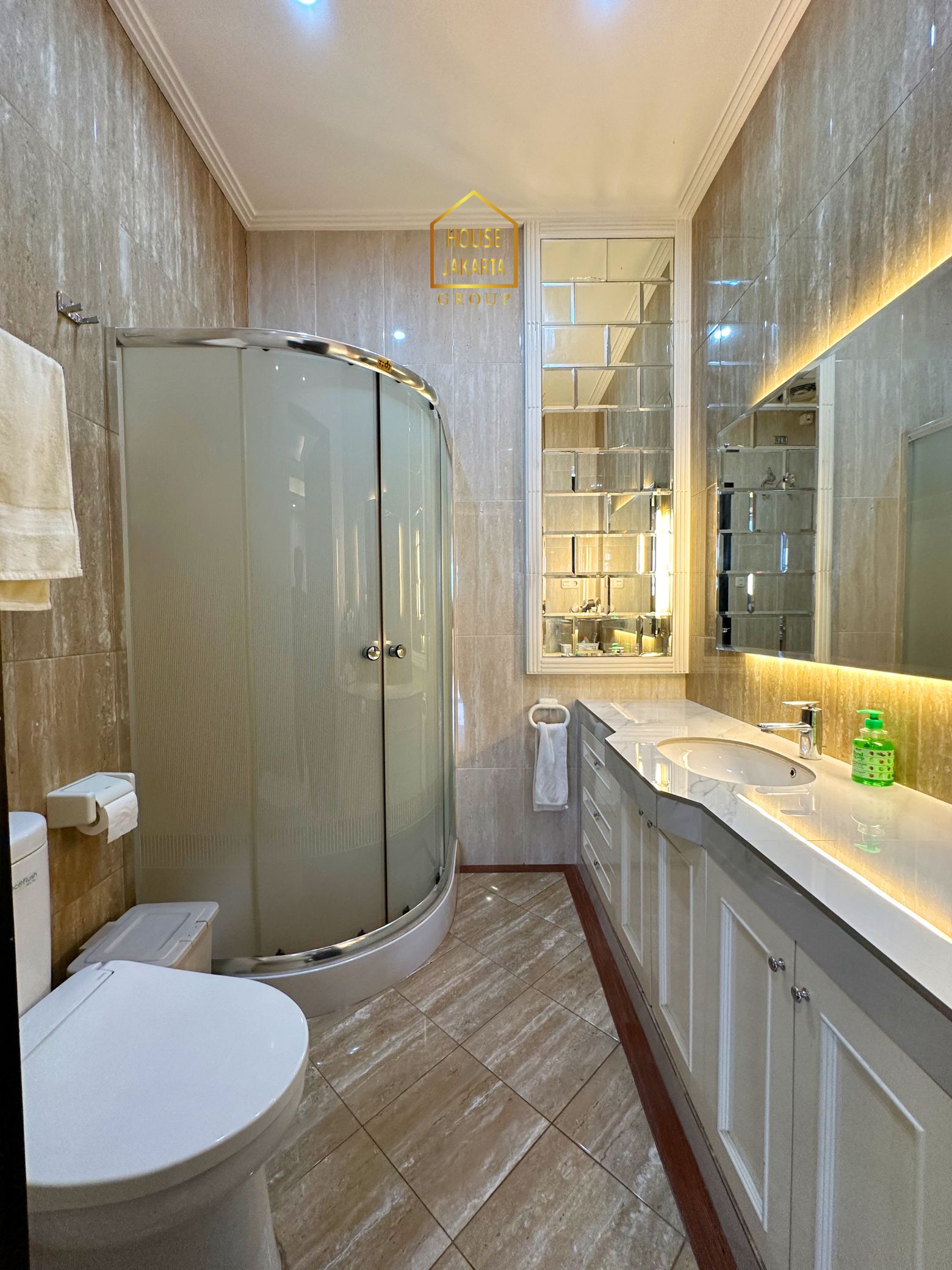 OS2014  FOR SALE : KEMANG. GEDUNG KANTOR 3 LANTAI + BASEMENT, FULLY  FURNISHED, PARKIR 7 MOBIL