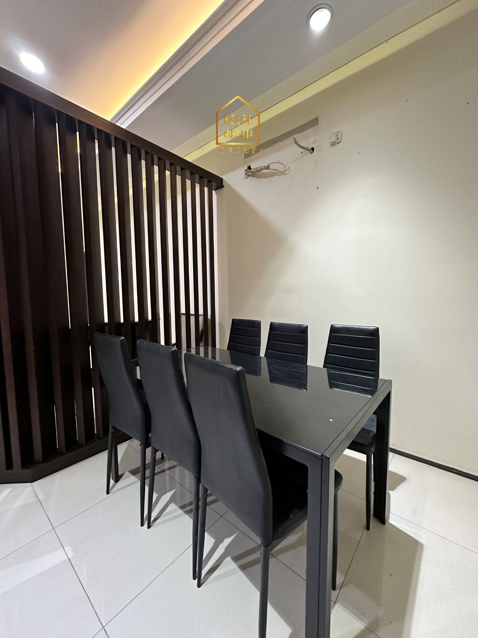 OS2014  FOR SALE : KEMANG. GEDUNG KANTOR 3 LANTAI + BASEMENT, FULLY  FURNISHED, PARKIR 7 MOBIL