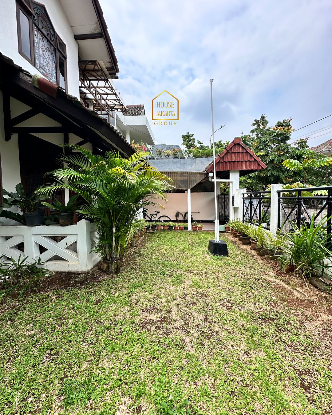 HS2021 FOR SALE: LEBAK BULUS - JAKARTA SELATAN. RUMAH VINTAGE CLASSIC YANG BIKIN NOSTALGIA SETIAP KALI MASUK. 