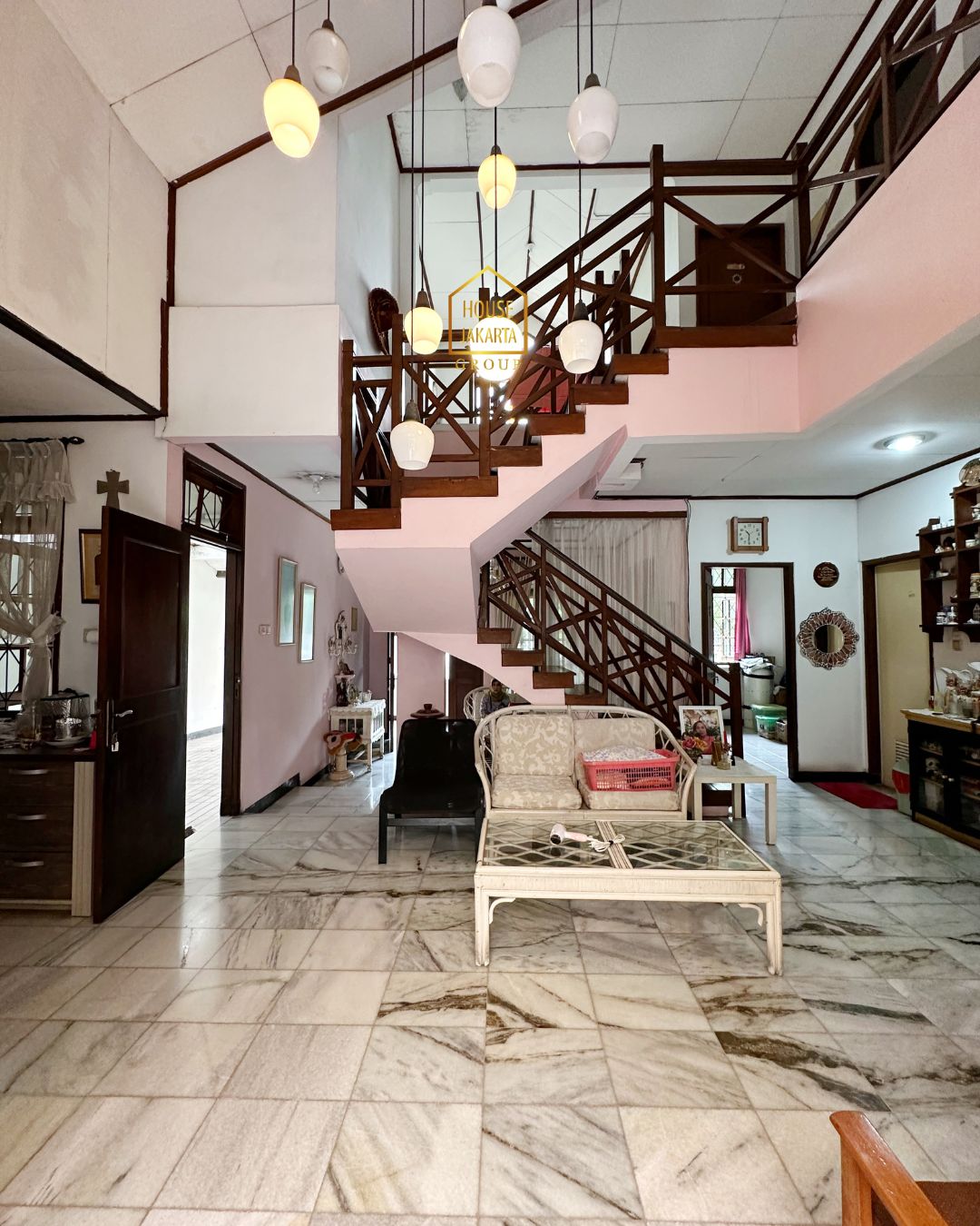 HS2021 FOR SALE: LEBAK BULUS - JAKARTA SELATAN. RUMAH VINTAGE CLASSIC YANG BIKIN NOSTALGIA SETIAP KALI MASUK. 