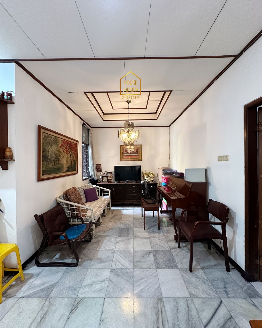 HS2021 FOR SALE: LEBAK BULUS - JAKARTA SELATAN. RUMAH VINTAGE CLASSIC YANG BIKIN NOSTALGIA SETIAP KALI MASUK. 