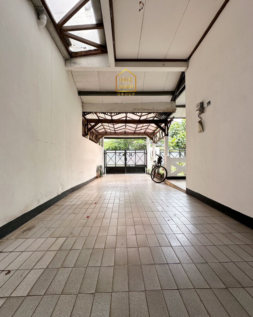HS2021 FOR SALE: LEBAK BULUS - JAKARTA SELATAN. RUMAH VINTAGE CLASSIC YANG BIKIN NOSTALGIA SETIAP KALI MASUK. 