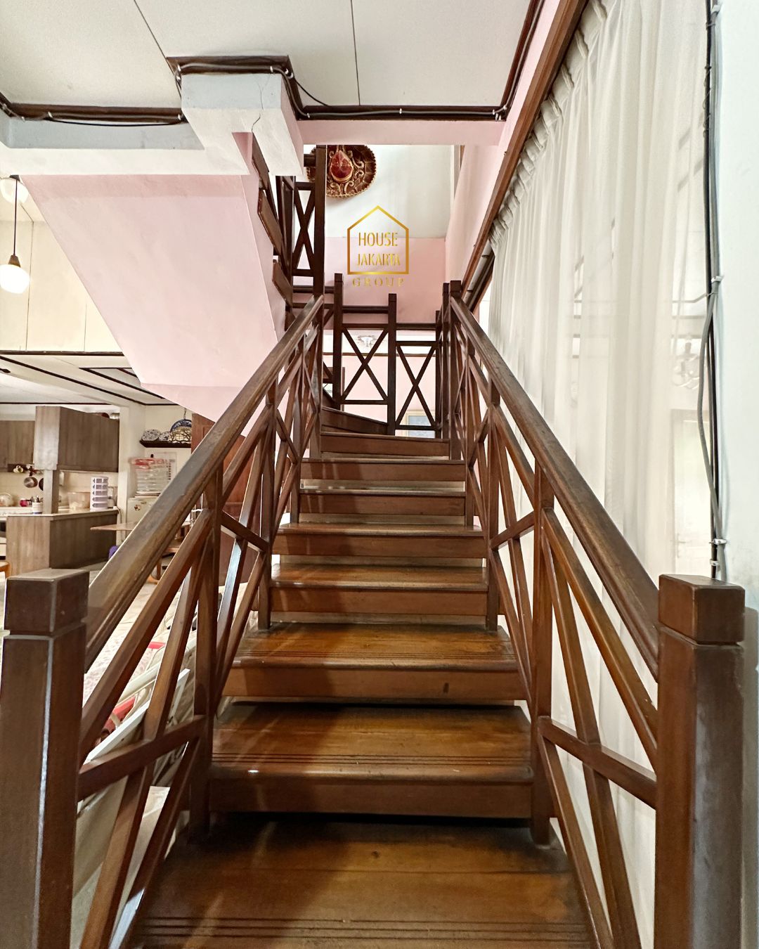 HS2021 FOR SALE: LEBAK BULUS - JAKARTA SELATAN. RUMAH VINTAGE CLASSIC YANG BIKIN NOSTALGIA SETIAP KALI MASUK. 