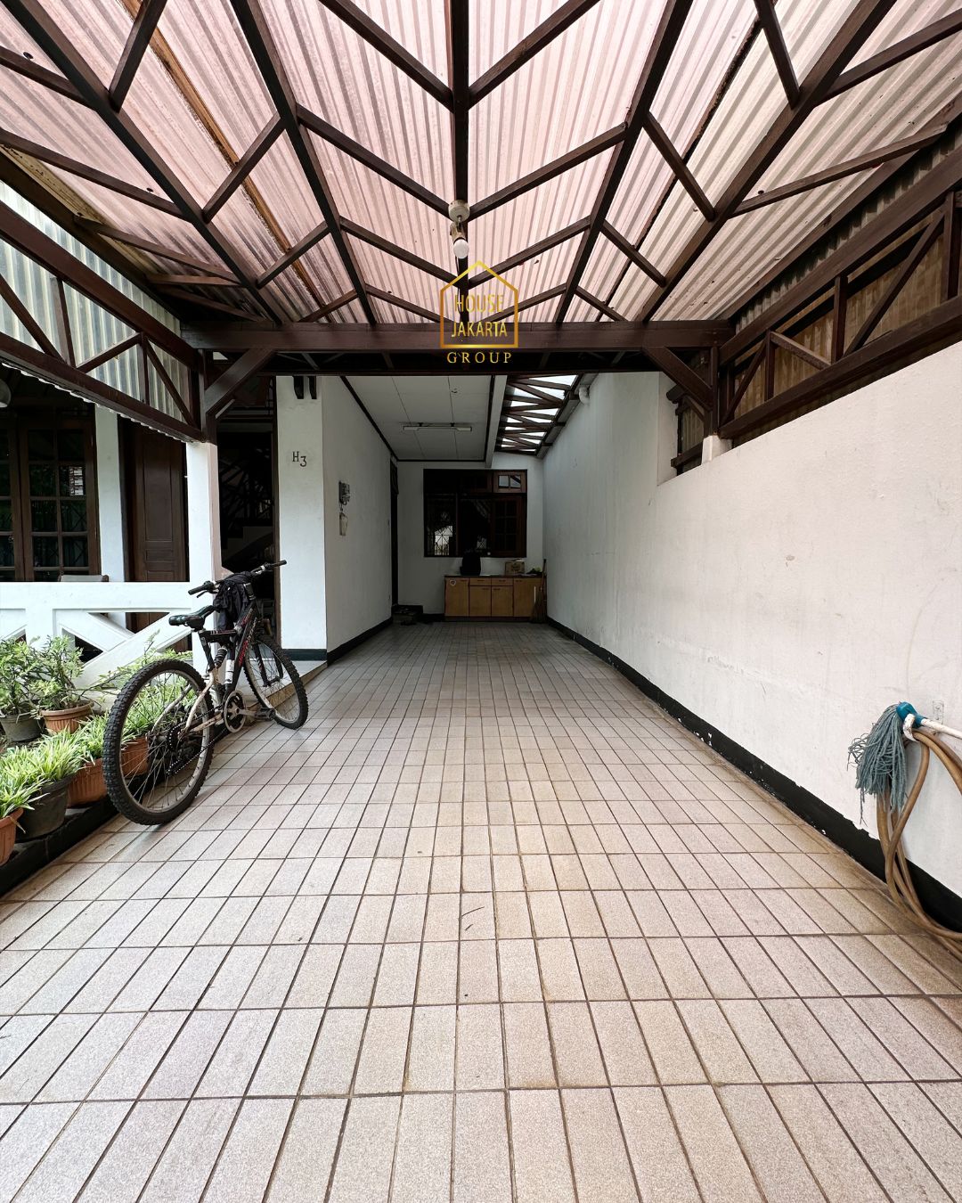 HS2021 FOR SALE: LEBAK BULUS - JAKARTA SELATAN. RUMAH VINTAGE CLASSIC YANG BIKIN NOSTALGIA SETIAP KALI MASUK. 