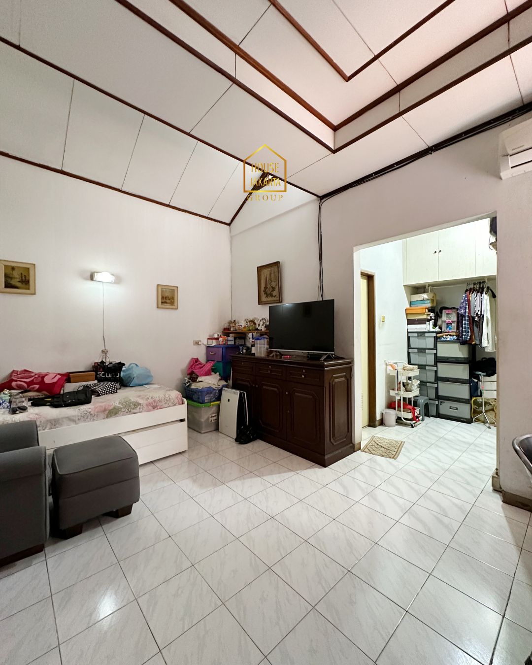 HS2021 FOR SALE: LEBAK BULUS - JAKARTA SELATAN. RUMAH VINTAGE CLASSIC YANG BIKIN NOSTALGIA SETIAP KALI MASUK. 