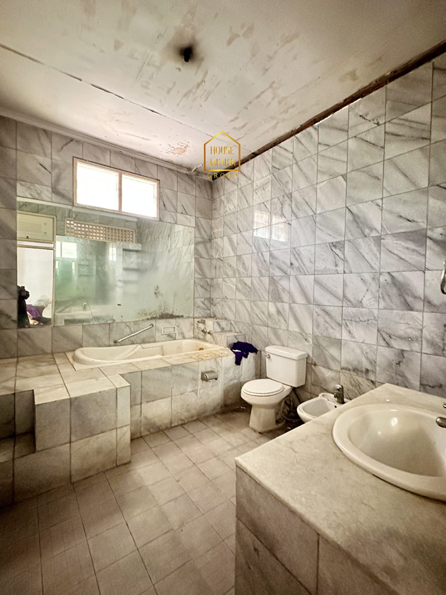 HS2022  HARGA DI BAWAH NJOP. PONDOK LABU - CILANDAK. Rumah 2 Lantai  Siap Huni, terdapat Taman Luas & Pool. Bisa Cluster. BEST PRICE