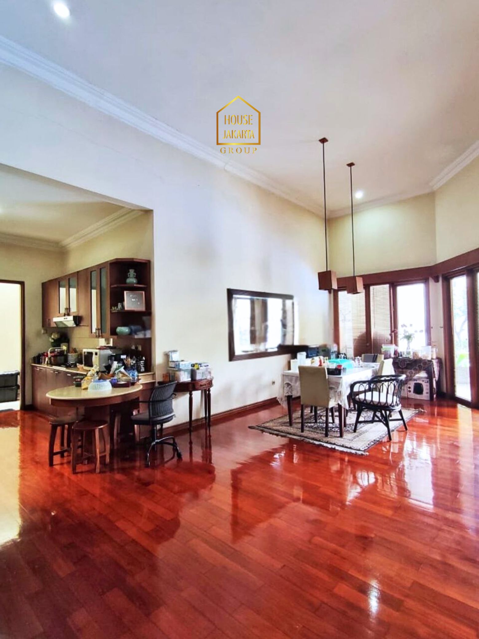 HS2023 FOR SALE: SIMPRUG GOLF - JAKARTA SELATAN. RUMAH MEWAH 1 LANTAI NUANSA RESORT, TAMAN DAN POOL, PARKIR 7 MOBIL