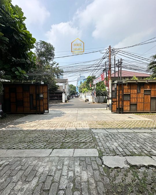 HS2025 FOR SALE TURUN HARGA: CILANDAK.Rumah Stylish dan Cozy 3 Lantai Dijadikan Kantor. Parkir Luas