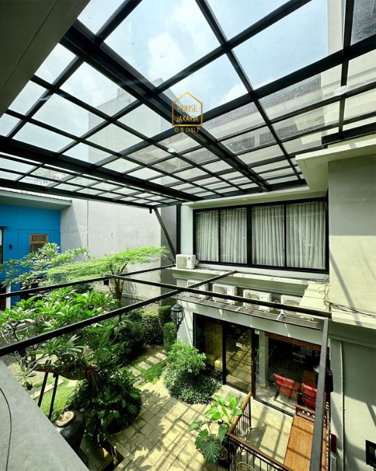 HS2025 FOR SALE TURUN HARGA: CILANDAK.Rumah Stylish dan Cozy 3 Lantai Dijadikan Kantor. Parkir Luas