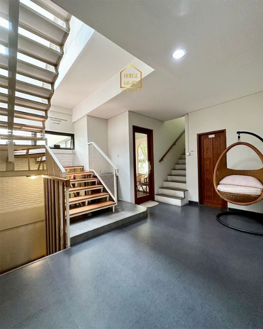 HS2025 FOR SALE TURUN HARGA: CILANDAK.Rumah Stylish dan Cozy 3 Lantai Dijadikan Kantor. Parkir Luas