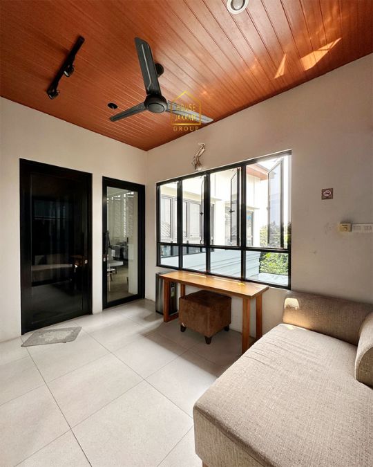 HS2025 FOR SALE TURUN HARGA: CILANDAK.Rumah Stylish dan Cozy 3 Lantai Dijadikan Kantor. Parkir Luas