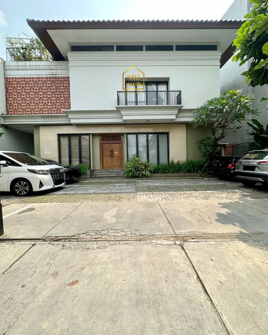 HS2025 FOR SALE TURUN HARGA: CILANDAK.Rumah Stylish dan Cozy 3 Lantai Dijadikan Kantor. Parkir Luas