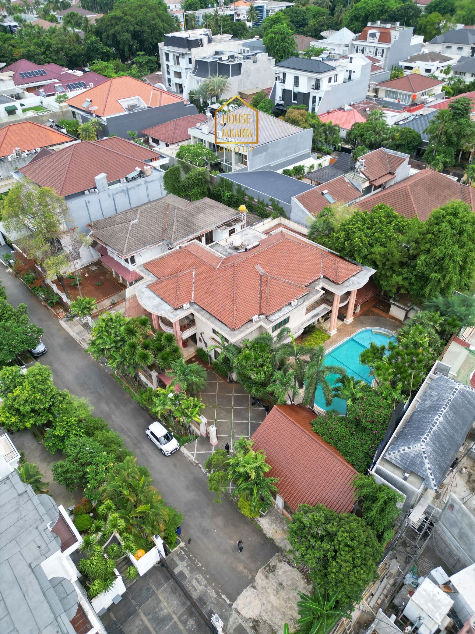 HS2030  FOR SALE : PERMATA HIJAU. Classic House, Gated, Parkir Luas, Area  Elite dan Tenang