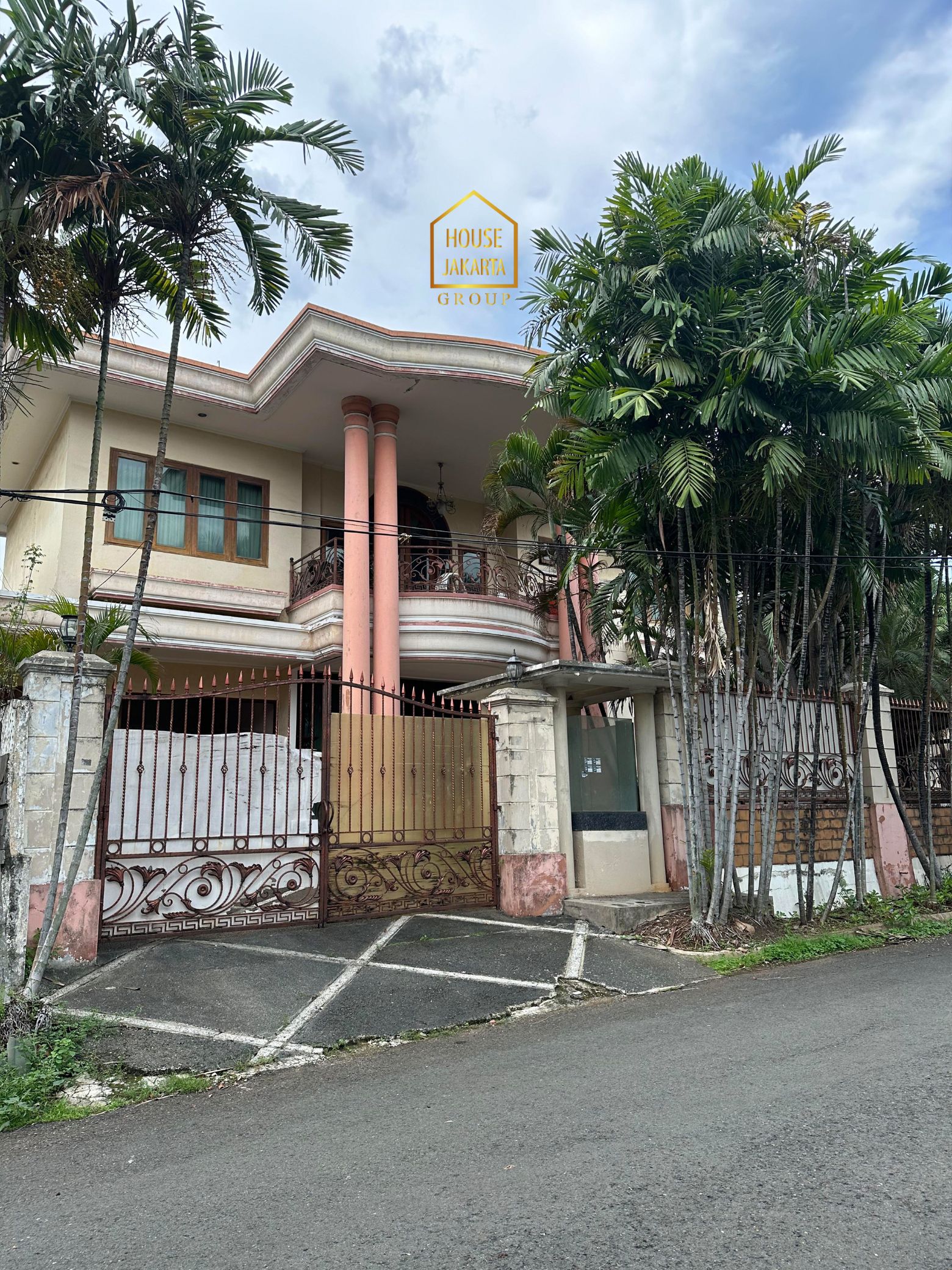 HS2030  FOR SALE : PERMATA HIJAU. Classic House, Gated, Parkir Luas, Area  Elite dan Tenang