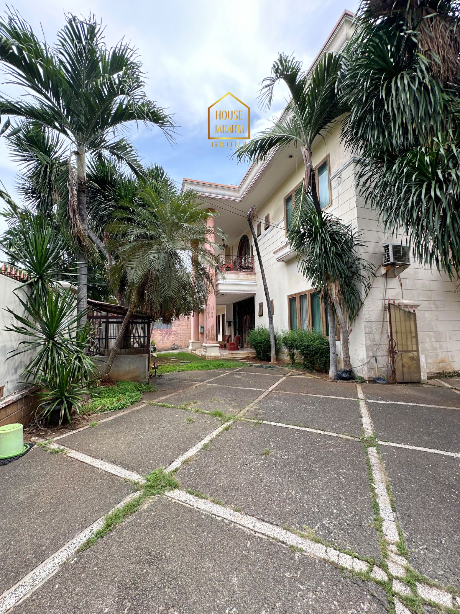 HS2030  FOR SALE : PERMATA HIJAU. Classic House, Gated, Parkir Luas, Area  Elite dan Tenang