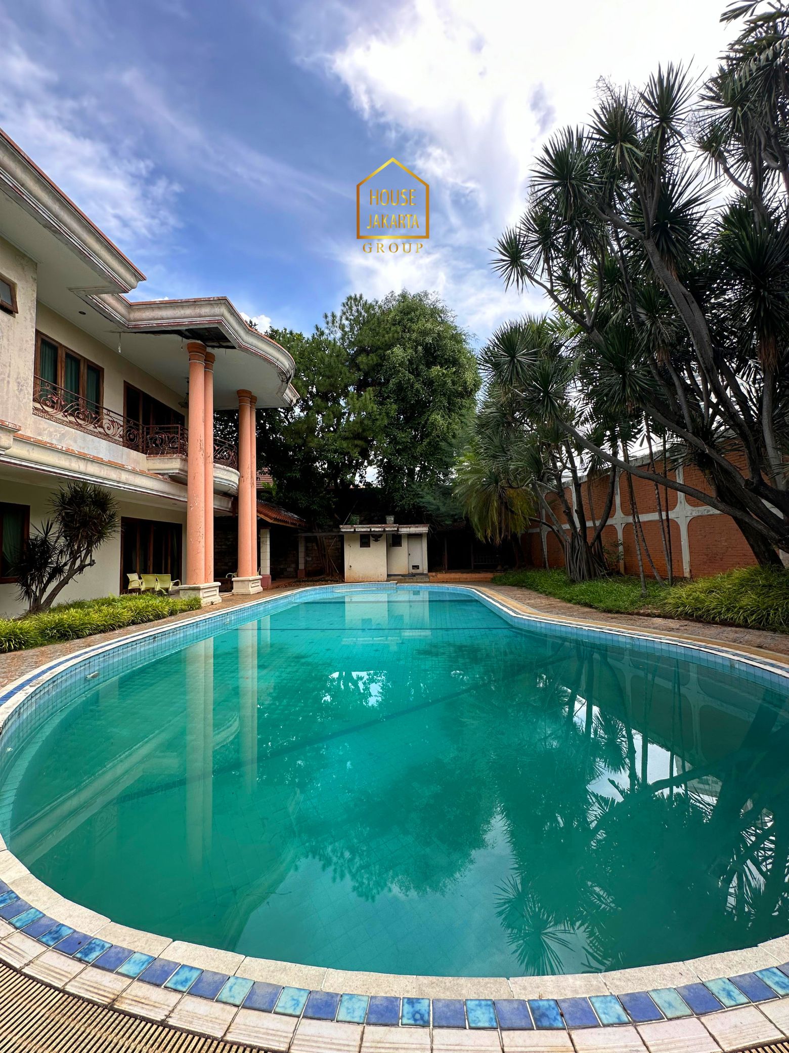 HS2030  FOR SALE : PERMATA HIJAU. Classic House, Gated, Parkir Luas, Area  Elite dan Tenang