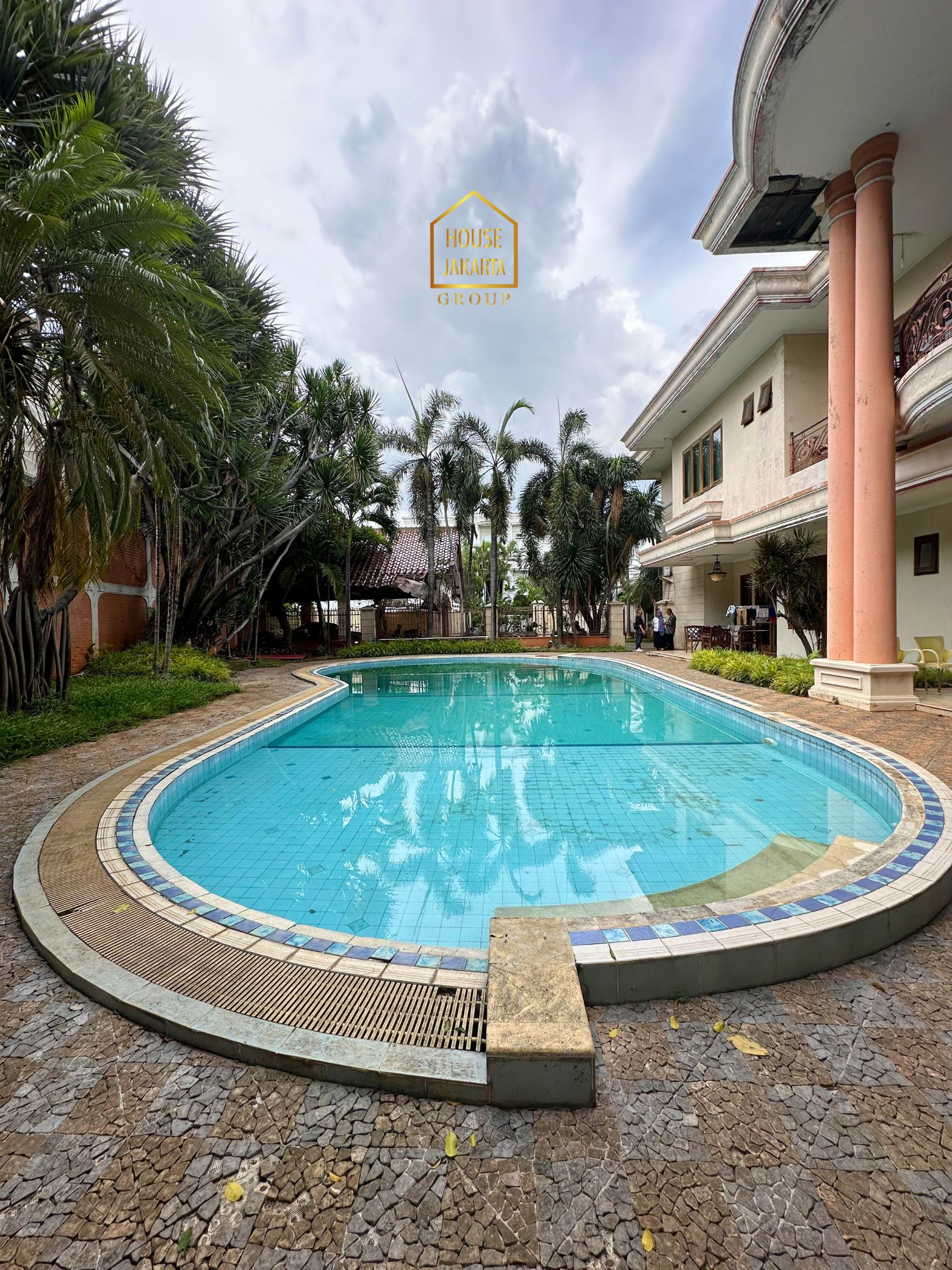 HS2030  FOR SALE : PERMATA HIJAU. Classic House, Gated, Parkir Luas, Area  Elite dan Tenang