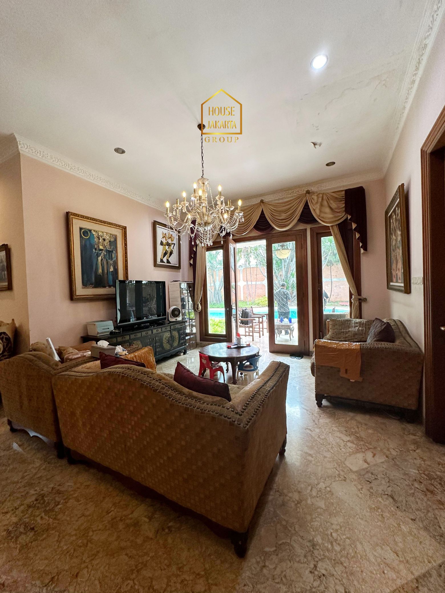 HS2030  FOR SALE : PERMATA HIJAU. Classic House, Gated, Parkir Luas, Area  Elite dan Tenang