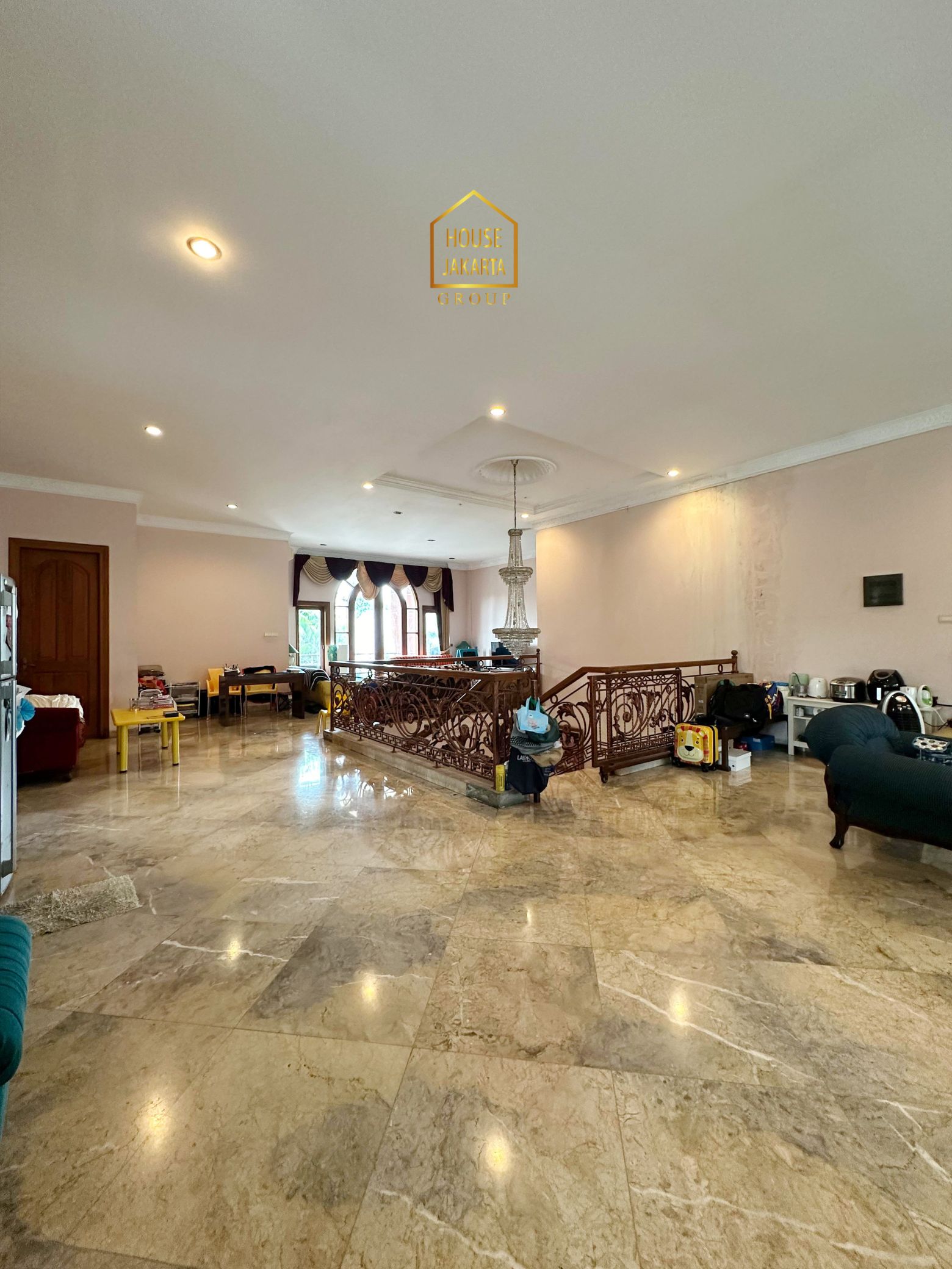 HS2030  FOR SALE : PERMATA HIJAU. Classic House, Gated, Parkir Luas, Area  Elite dan Tenang