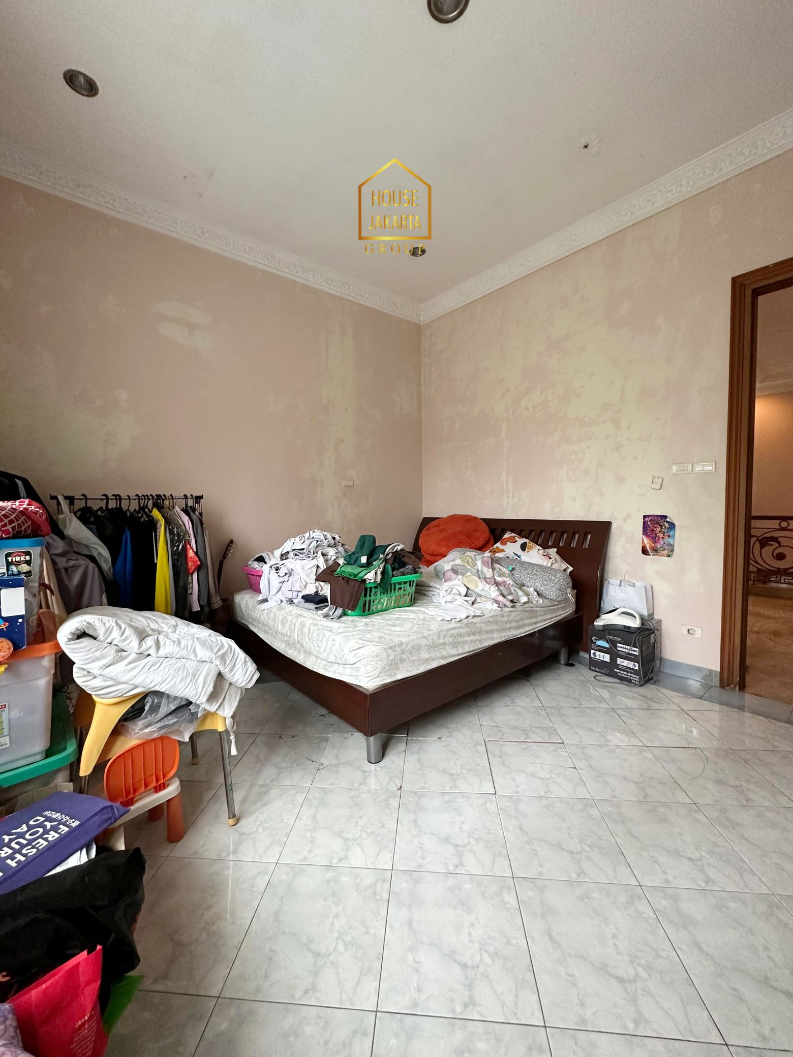 HS2030  FOR SALE : PERMATA HIJAU. Classic House, Gated, Parkir Luas, Area  Elite dan Tenang