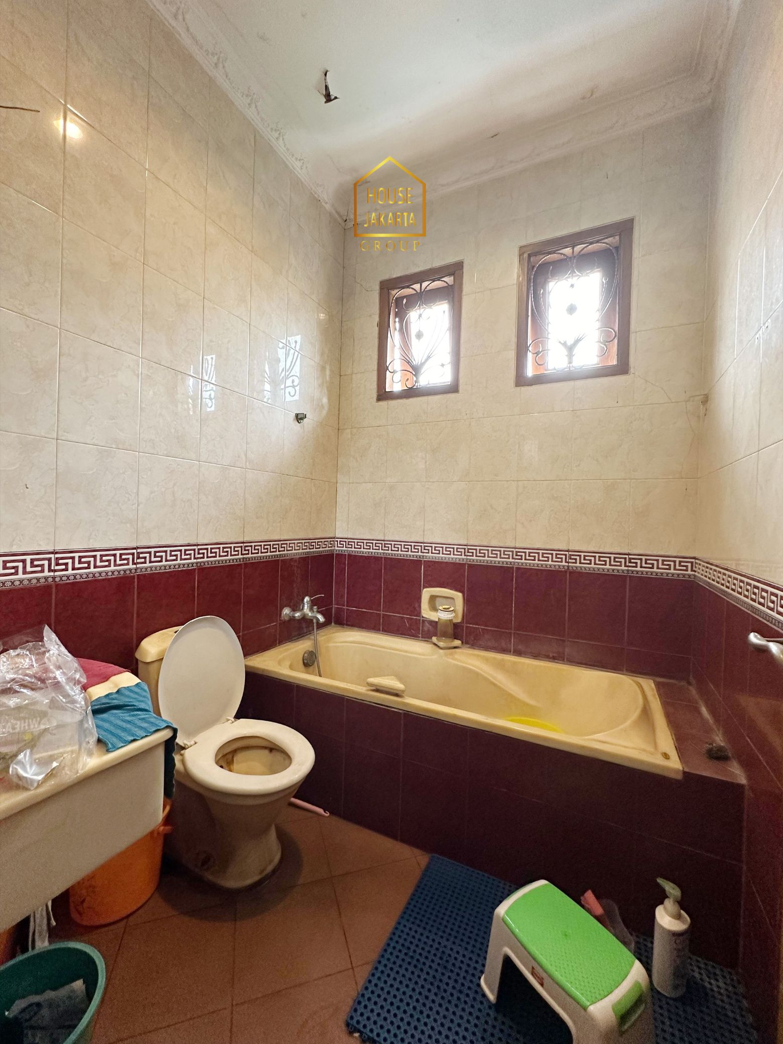 HS2030  FOR SALE : PERMATA HIJAU. Classic House, Gated, Parkir Luas, Area  Elite dan Tenang