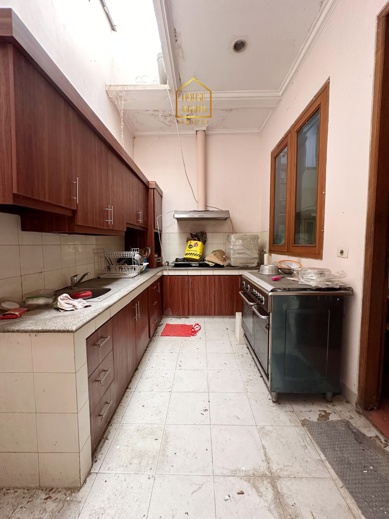 HS2030  FOR SALE : PERMATA HIJAU. Classic House, Gated, Parkir Luas, Area  Elite dan Tenang