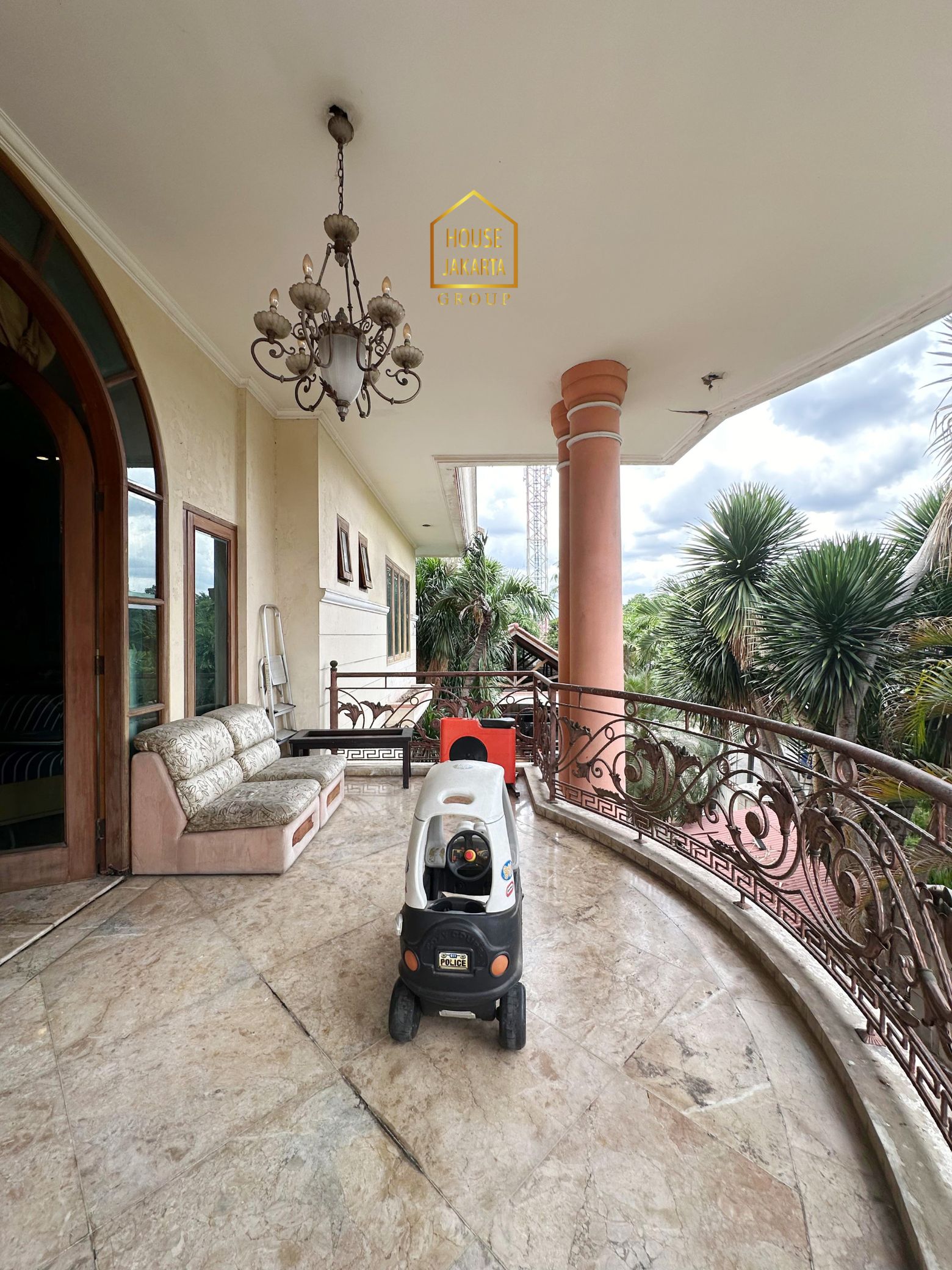 HS2030  FOR SALE : PERMATA HIJAU. Classic House, Gated, Parkir Luas, Area  Elite dan Tenang