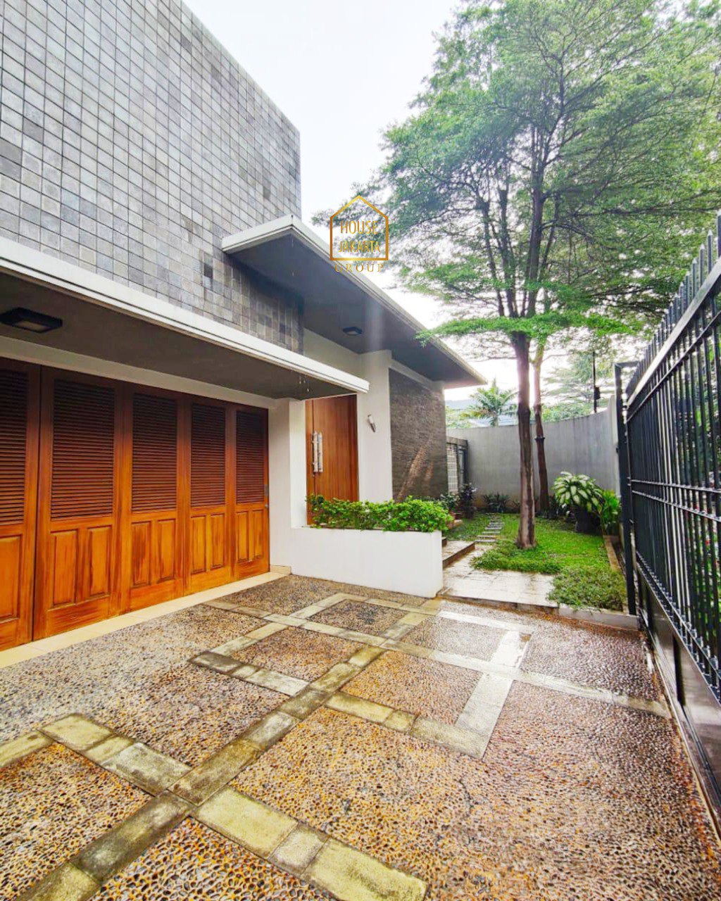 HS2031  FOR SALE: KEMANG - JAKARTA SELATAN. Tropical Modern House,  Refreshing Pool & Backyard
