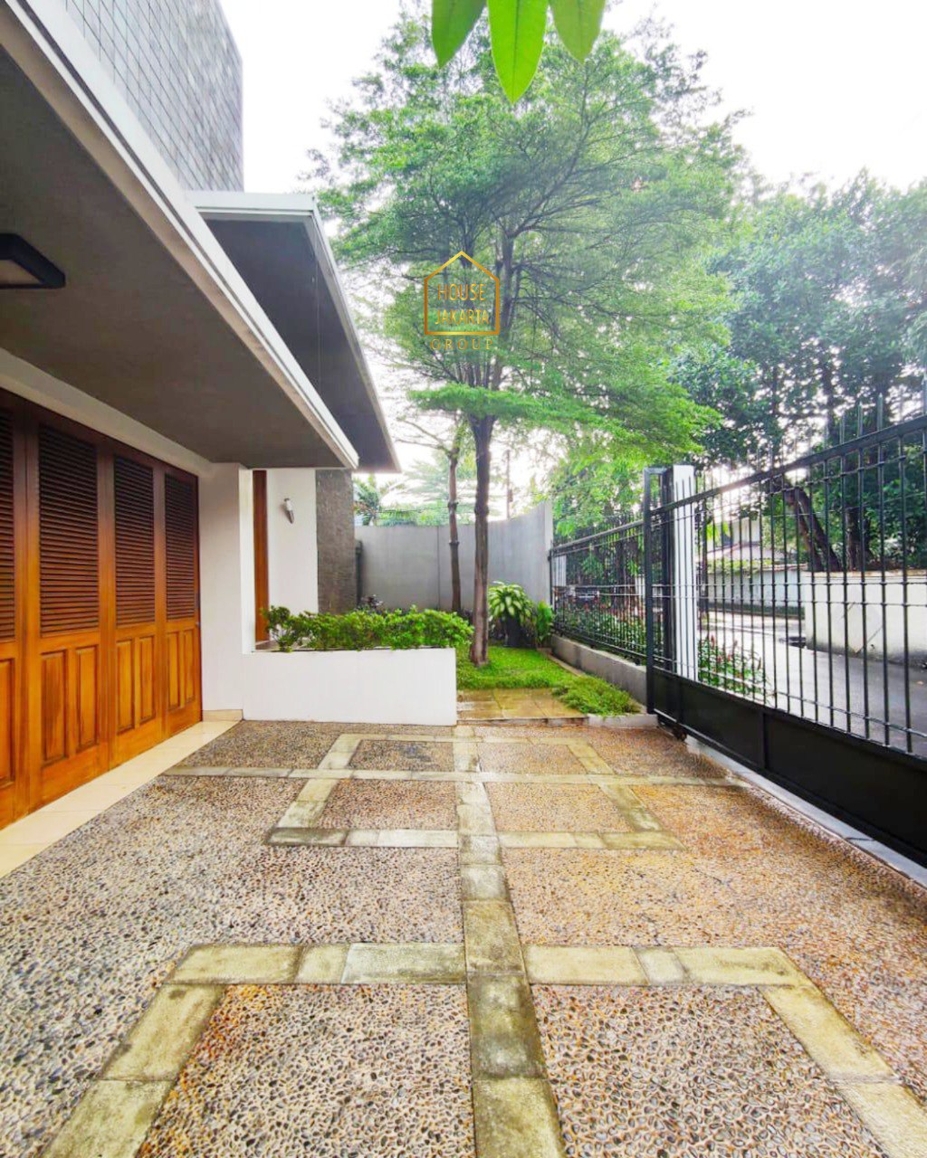 HS2031  FOR SALE: KEMANG - JAKARTA SELATAN. Tropical Modern House,  Refreshing Pool & Backyard