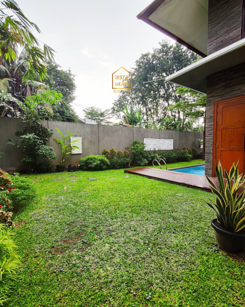 HS2031  FOR SALE: KEMANG - JAKARTA SELATAN. Tropical Modern House,  Refreshing Pool & Backyard