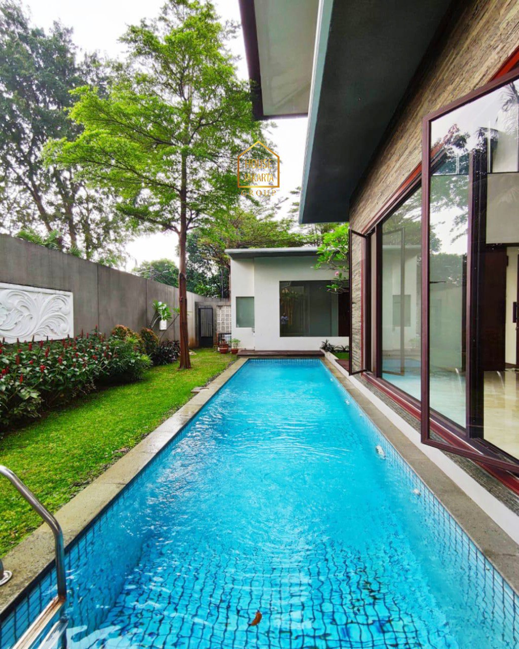 HS2031  FOR SALE: KEMANG - JAKARTA SELATAN. Tropical Modern House,  Refreshing Pool & Backyard