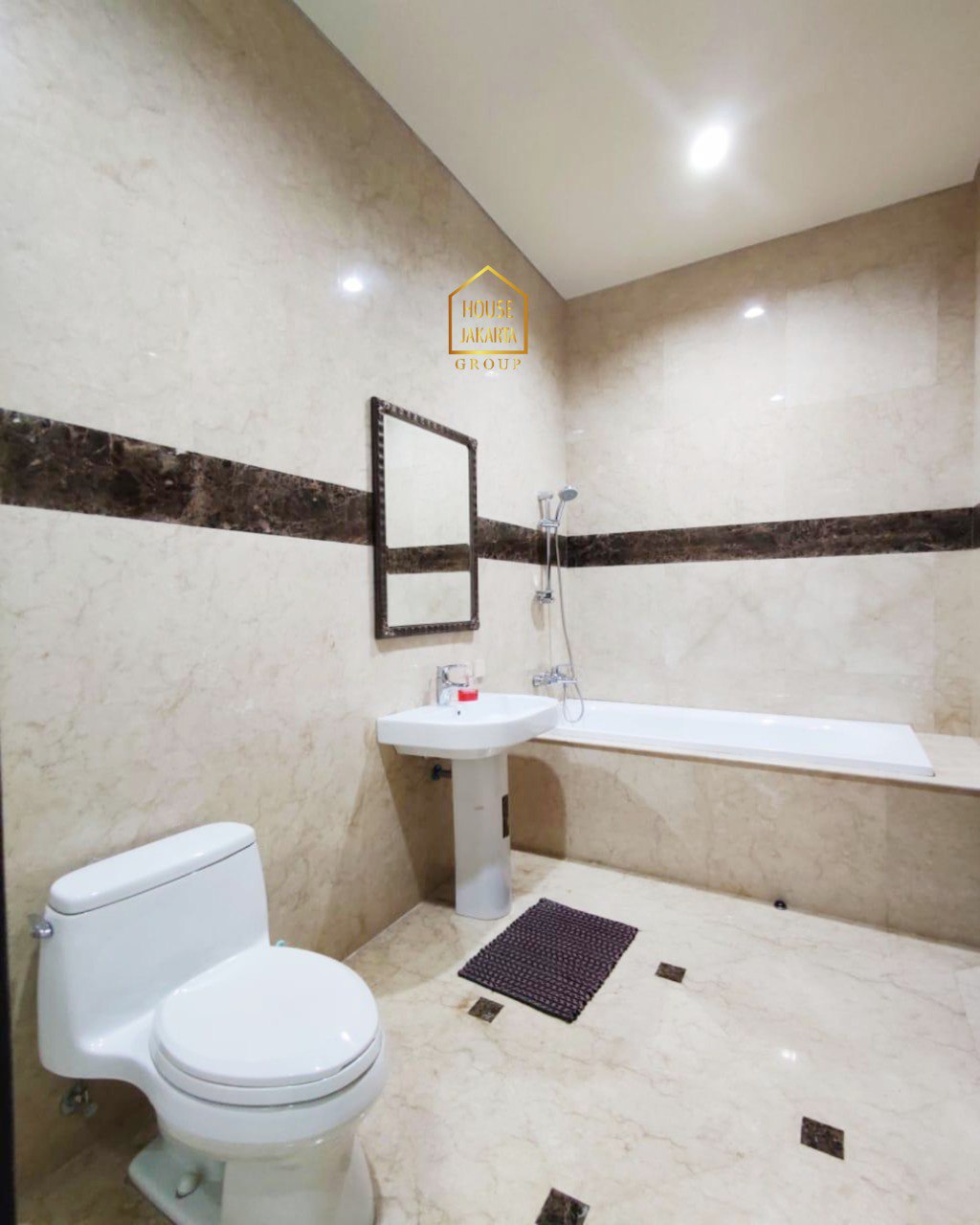 HS2031  FOR SALE: KEMANG - JAKARTA SELATAN. Tropical Modern House,  Refreshing Pool & Backyard