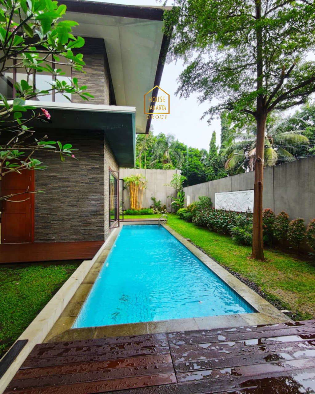 HS2031  FOR SALE: KEMANG - JAKARTA SELATAN. Tropical Modern House,  Refreshing Pool & Backyard