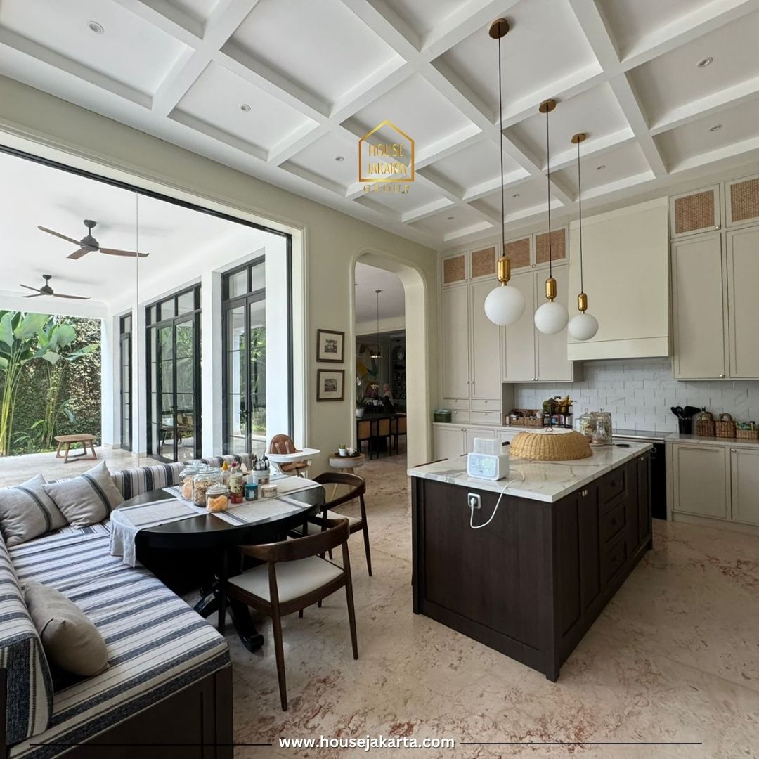 HS2048  FOR SALE: KEBAYORAN BARU. RUMAH CANTIK 2 LANTAI MODERN  CLASSIC, FURNISHED, POOL DAN TAMAN