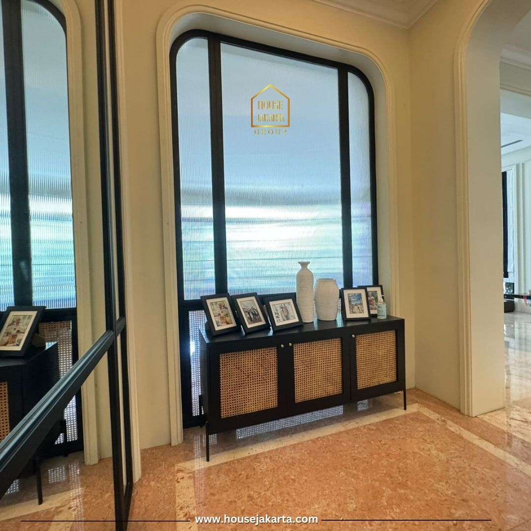 HS2048  FOR SALE: KEBAYORAN BARU. RUMAH CANTIK 2 LANTAI MODERN  CLASSIC, FURNISHED, POOL DAN TAMAN