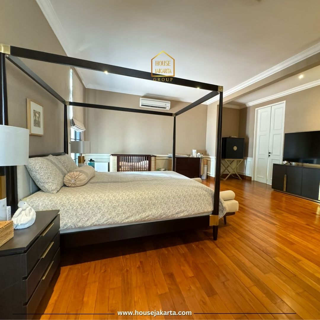 HS2048  FOR SALE: KEBAYORAN BARU. RUMAH CANTIK 2 LANTAI MODERN  CLASSIC, FURNISHED, POOL DAN TAMAN