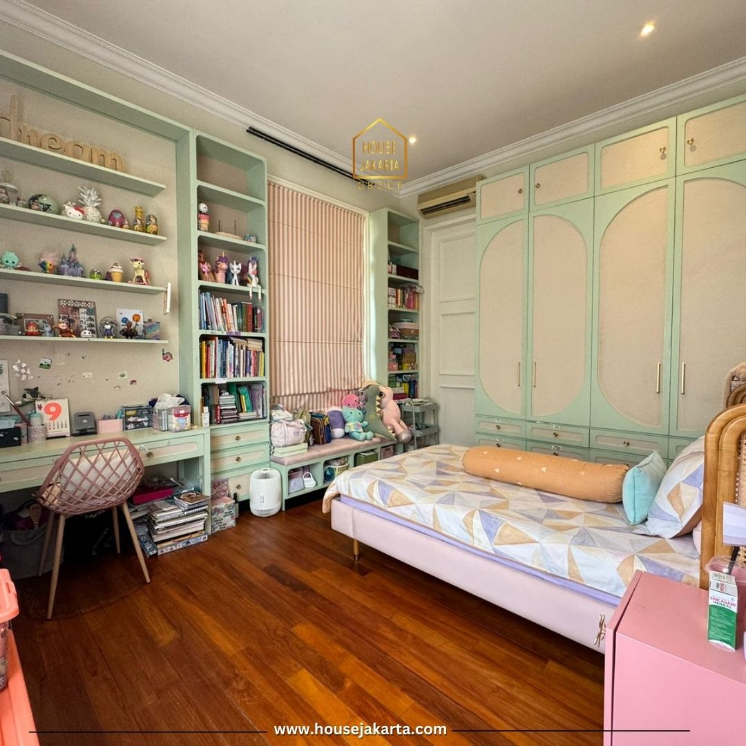 HS2048  FOR SALE: KEBAYORAN BARU. RUMAH CANTIK 2 LANTAI MODERN  CLASSIC, FURNISHED, POOL DAN TAMAN