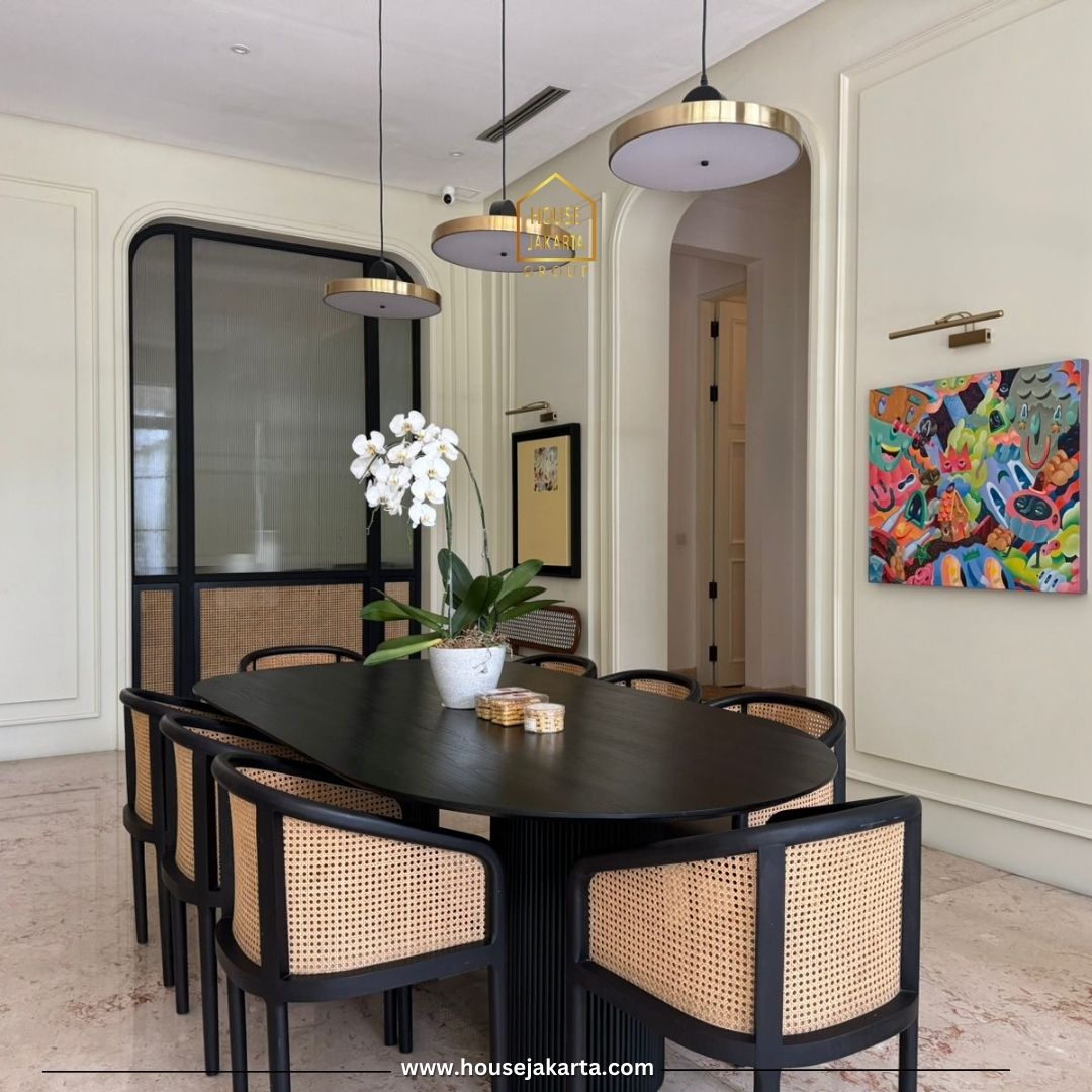 HS2048  FOR SALE: KEBAYORAN BARU. RUMAH CANTIK 2 LANTAI MODERN  CLASSIC, FURNISHED, POOL DAN TAMAN