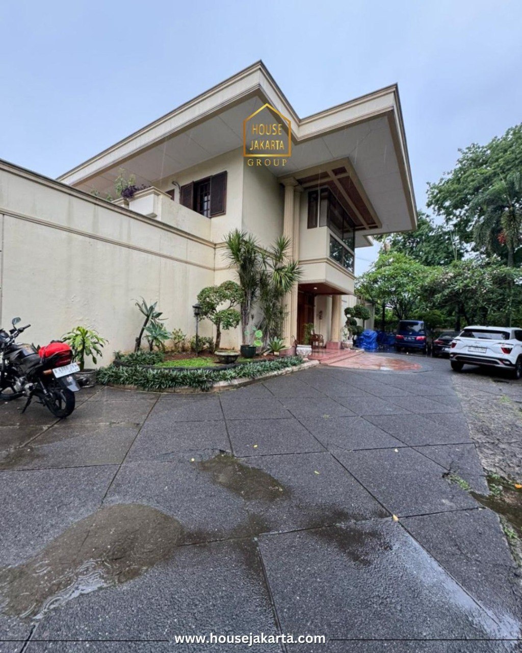 HS2051  FOR SALE: PONDOK INDAH. RUMAH 2 LANTAI, POSISI HOOK, PRIVATE  POOL DAN HALAMAN LUAS