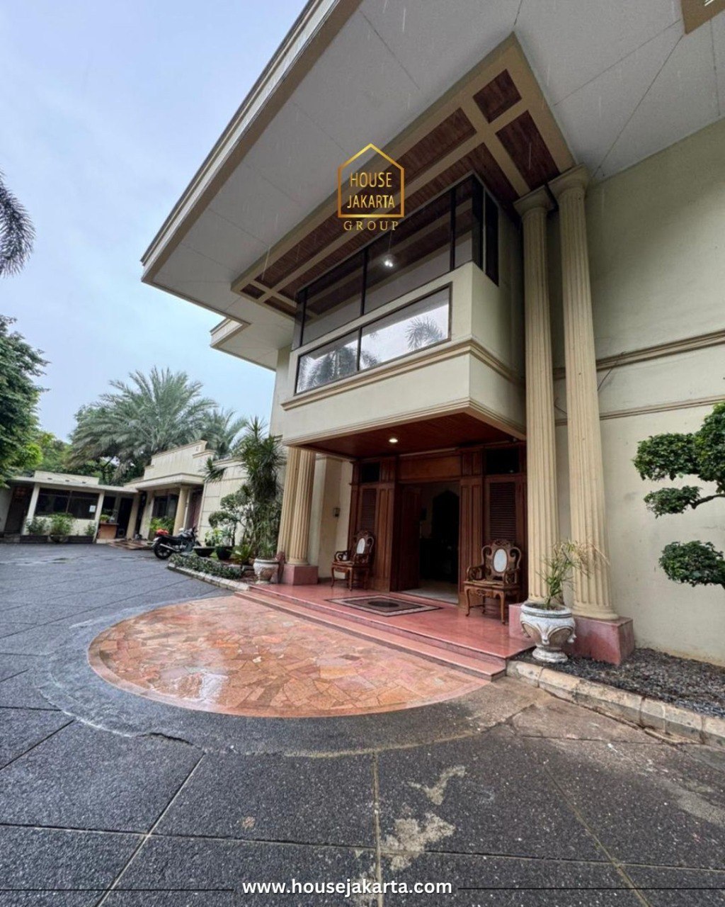 HS2051  FOR SALE: PONDOK INDAH. RUMAH 2 LANTAI, POSISI HOOK, PRIVATE  POOL DAN HALAMAN LUAS