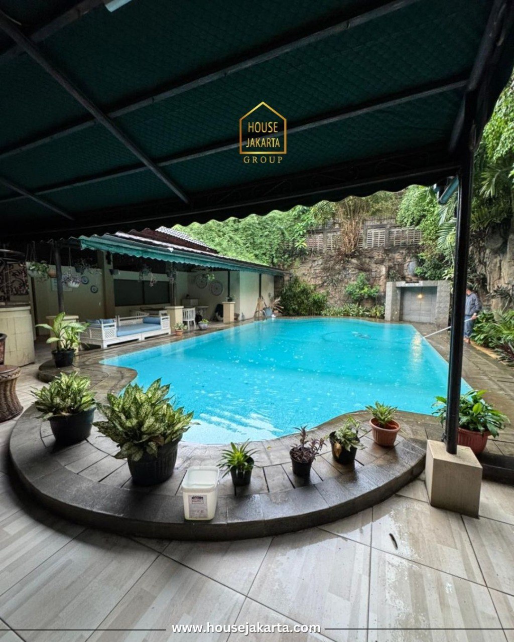 HS2051  FOR SALE: PONDOK INDAH. RUMAH 2 LANTAI, POSISI HOOK, PRIVATE  POOL DAN HALAMAN LUAS