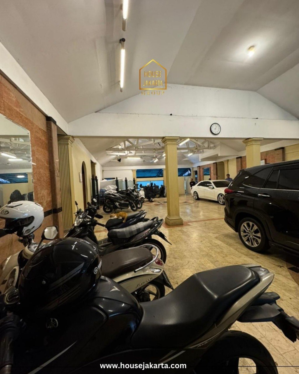 HS2051  FOR SALE: PONDOK INDAH. RUMAH 2 LANTAI, POSISI HOOK, PRIVATE  POOL DAN HALAMAN LUAS