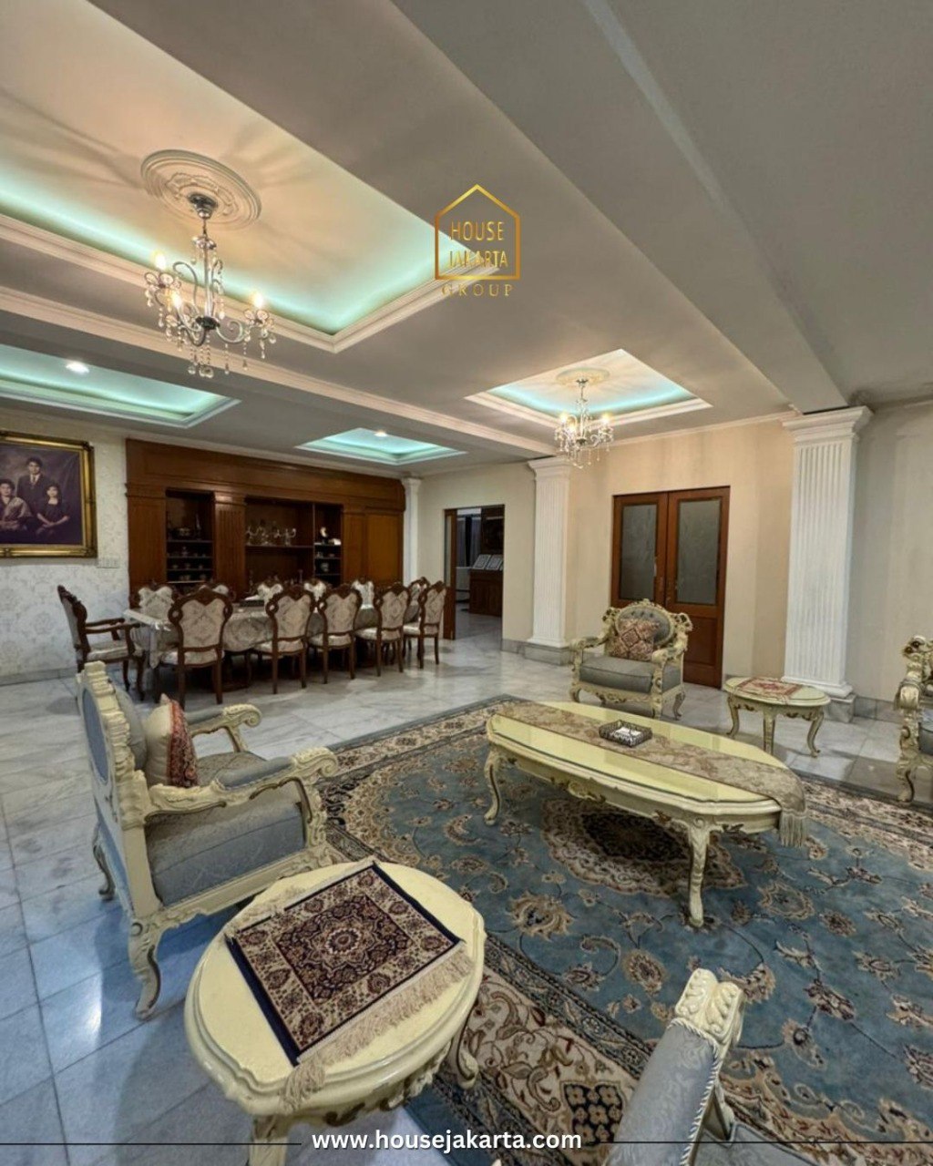 HS2051  FOR SALE: PONDOK INDAH. RUMAH 2 LANTAI, POSISI HOOK, PRIVATE  POOL DAN HALAMAN LUAS