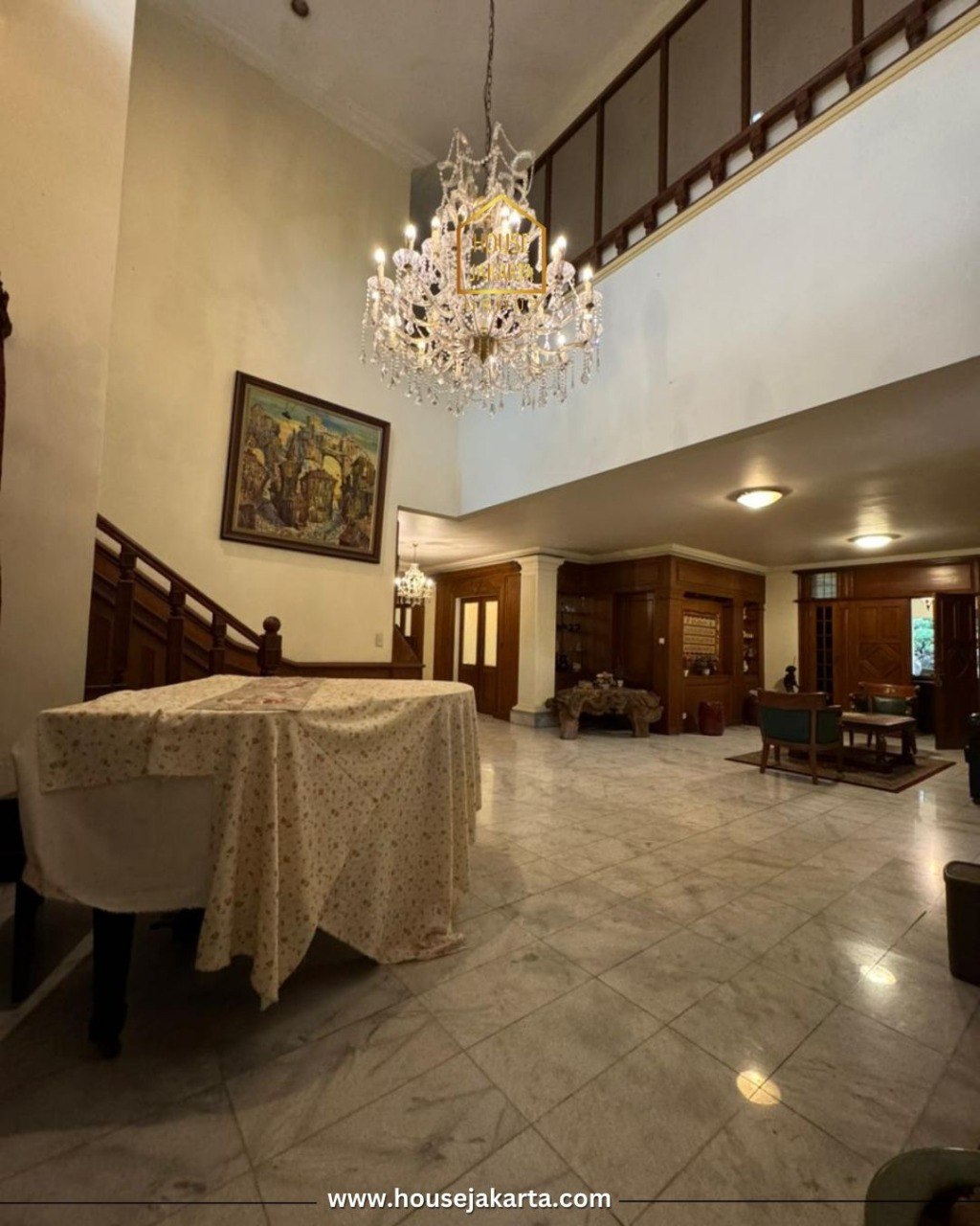 HS2051  FOR SALE: PONDOK INDAH. RUMAH 2 LANTAI, POSISI HOOK, PRIVATE  POOL DAN HALAMAN LUAS