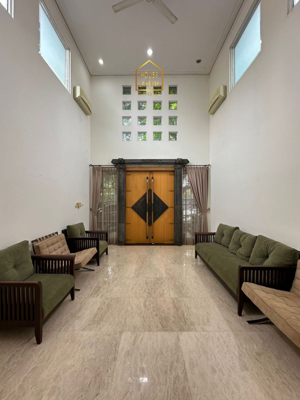 HS2054  FOR SALE: MENTENG AREA. Rumah 1 Lantai Siap Huni. Ada Taman &  Pool. Murah & Elite Dekat Thamrin 