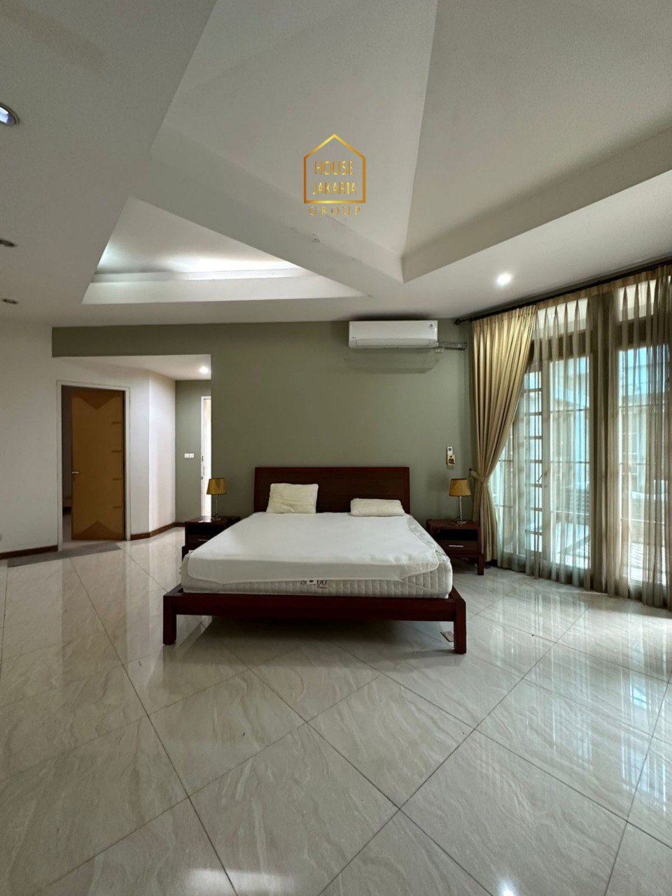 HS2054  FOR SALE: MENTENG AREA. Rumah 1 Lantai Siap Huni. Ada Taman &  Pool. Murah & Elite Dekat Thamrin 