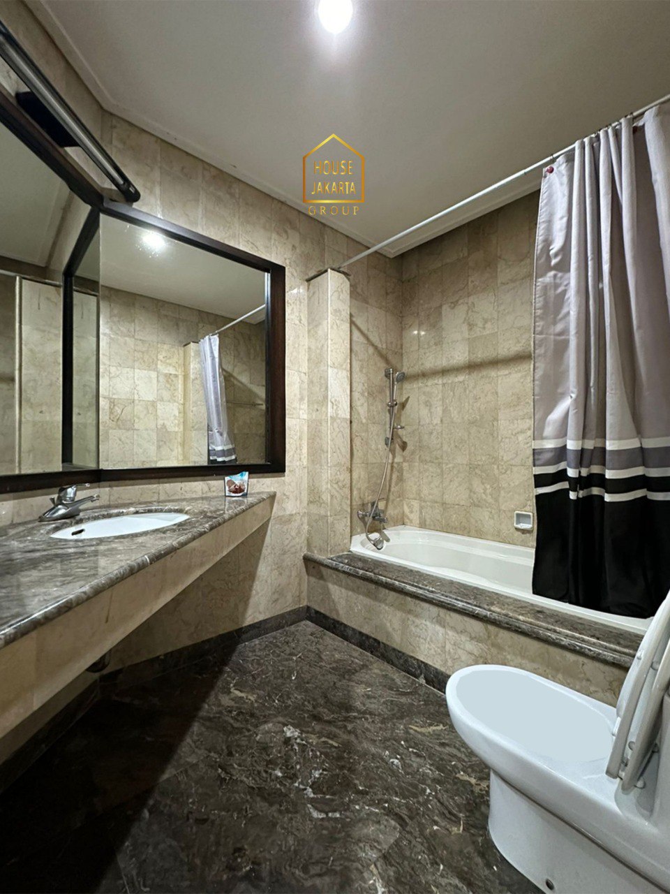 HS2054  FOR SALE: MENTENG AREA. Rumah 1 Lantai Siap Huni. Ada Taman &  Pool. Murah & Elite Dekat Thamrin 