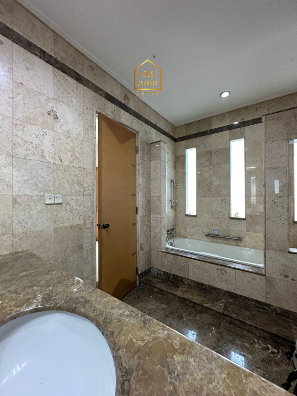 HS2054  FOR SALE: MENTENG AREA. Rumah 1 Lantai Siap Huni. Ada Taman &  Pool. Murah & Elite Dekat Thamrin 